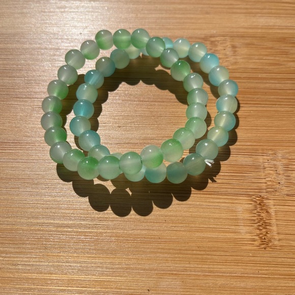 Hand Crafted Green Chalcedony Beaded Stretch Bracelet - Picture 3 of 6